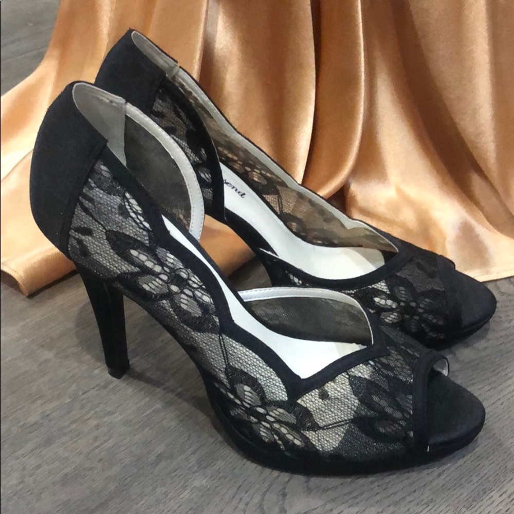 Never been worn - black lace heel (size 8.5)